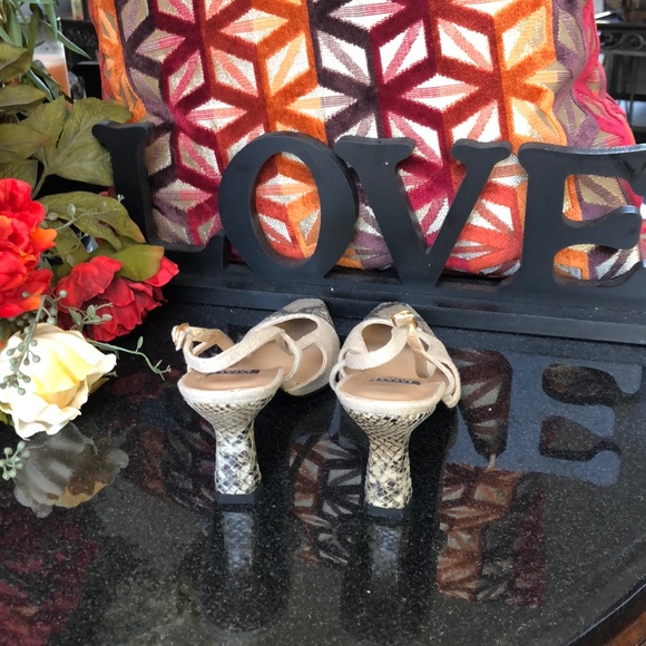 Stuart Weitzman - Picture 3 of 4